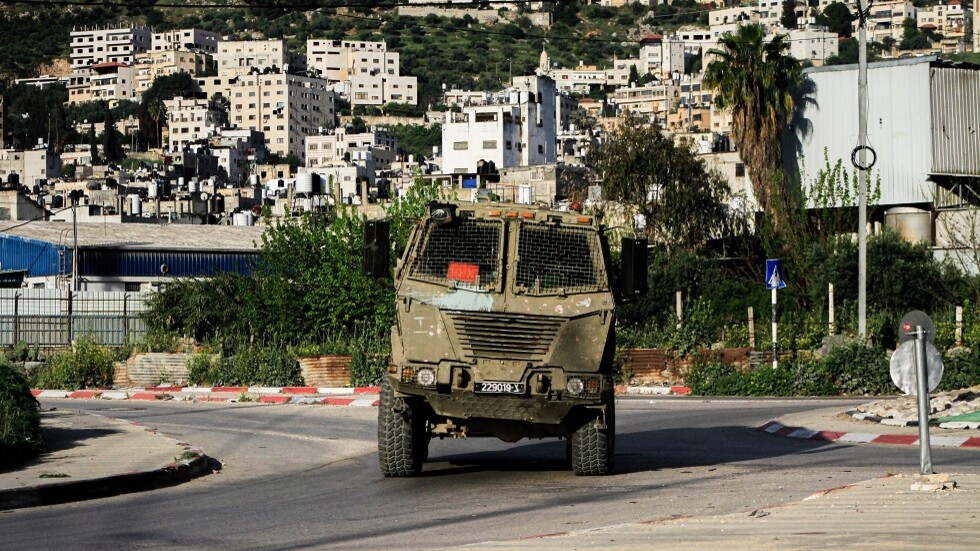 ثلاثة منهم بالرصاص الحي.. إصابة 4 فلسطينيين في هجوم للمستوطنين على بلدة برقة قرب رام الله