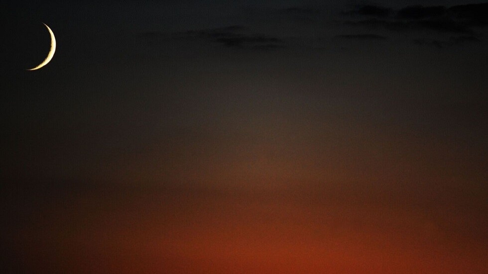 بعد تشكيك البعض.. باحث فلكي سعودي يحسم جدل صورة هلال أول يوم عيد الفطر