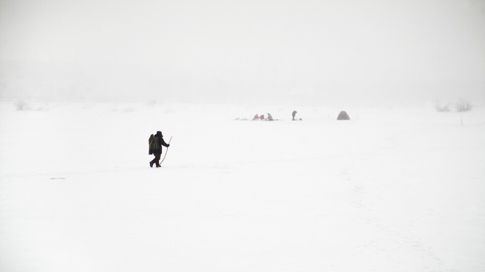 روسيا.. شرطيان ينقذان صيادا من موت محتم بعد تحطم جليد النهر تحت أقدامه (فيديو)