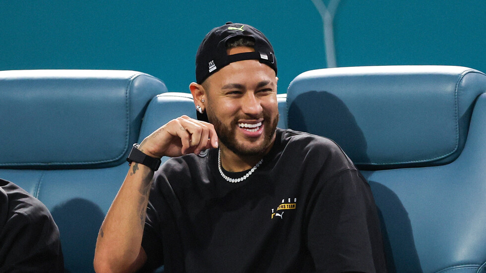 بالفيديو.. نيمار يحتفل بالميدالية"المجانية" في ليلة التتويج بكأس السوبر السعودي