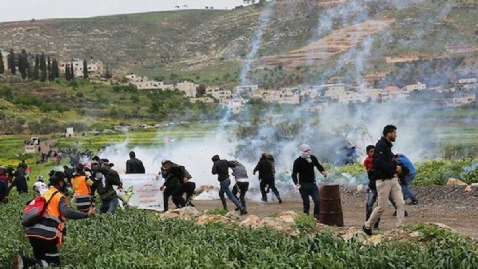 قتيل وعدة إصابات في هجوم المستوطنين وقوات الجيش الإسرائيلي على بلدة المغير برام الله (فيديوهات)