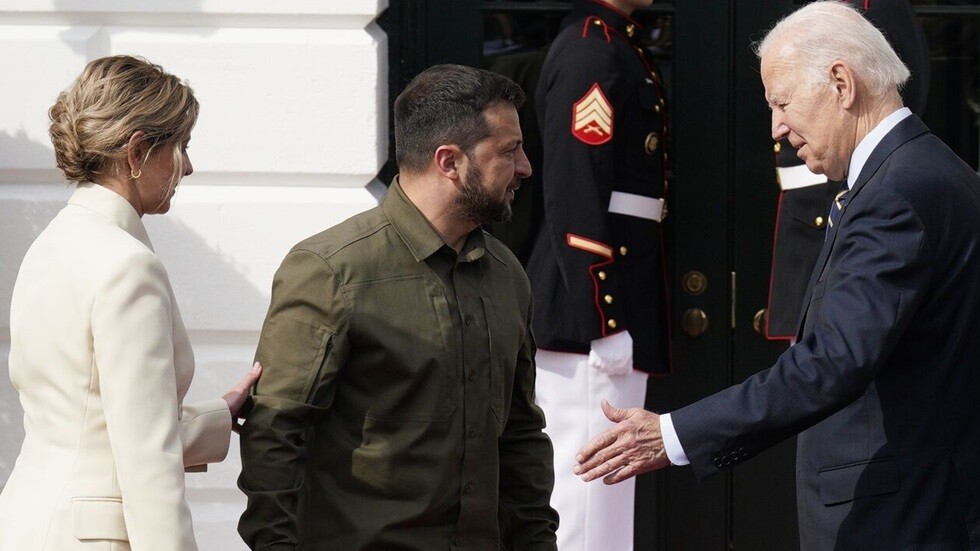 استخباراتي أمريكي سابق: وعود بلينكن لكييف بشأن انضمامها إلى الناتو "مزحة قاسية"