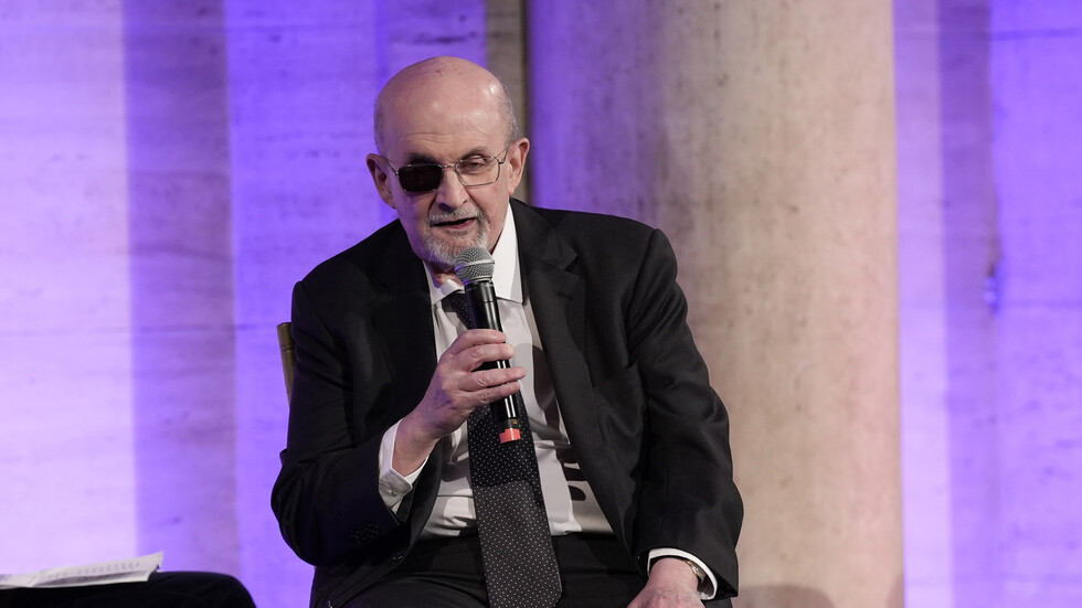 "إذا هذا أنت.. تفضل".. الكاتب سلمان رشدي يصف لحظة طعنه في أغسطس 2022