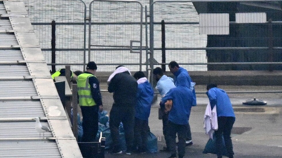 "تايمز": لندن تتفاوض مع 4 دول لترحيل اللاجئين من بريطانيا إليها