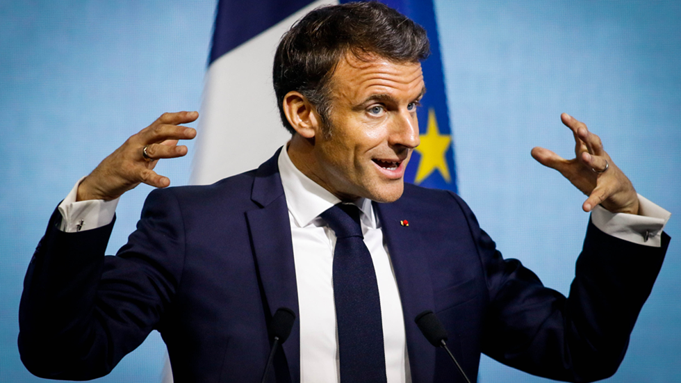 ماكرون يبرر  مشاركة إسرائيل واستبعاد روسيا من أولمبياد باريس