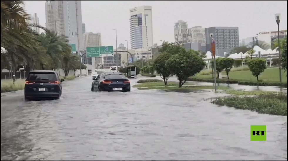 أمطار غزيرة في دبي تغرق شوارعها وتعطل حركة المرور (فيديو)