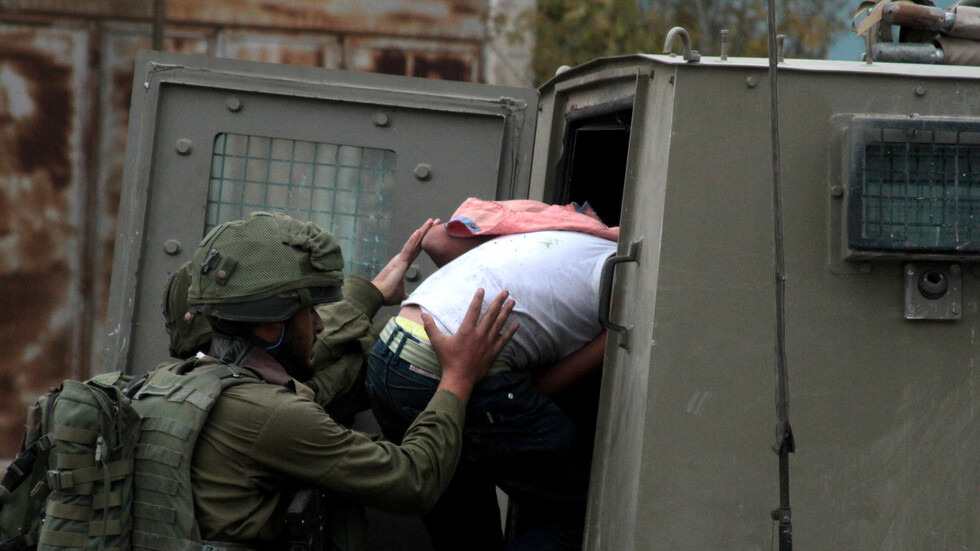 فيديو يوثق استخدام كلب بوليسي أثناء اعتقال شاب في الضفة الغربية