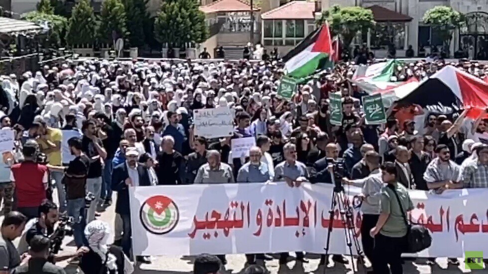 الأردن.. مظاهرات شعبية في محيط السفارة الإسرائيلية تدعم غزة وتطالب بمحاكمة تل أبيب (فيديو)