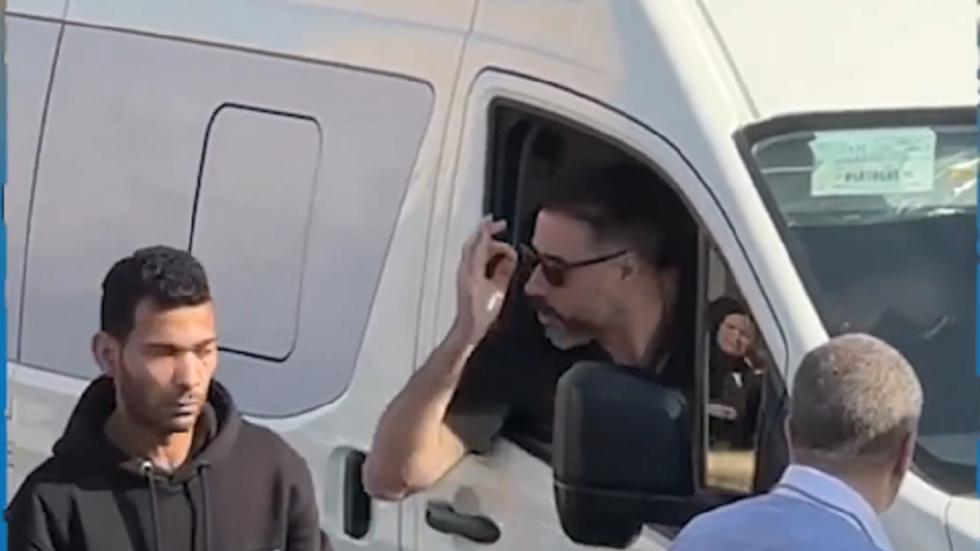 نجل الفنان المصري الراحل صلاح السعدني ينفعل في جنازة والده ويصب جام غضبه على الصحفيين (فيديو)