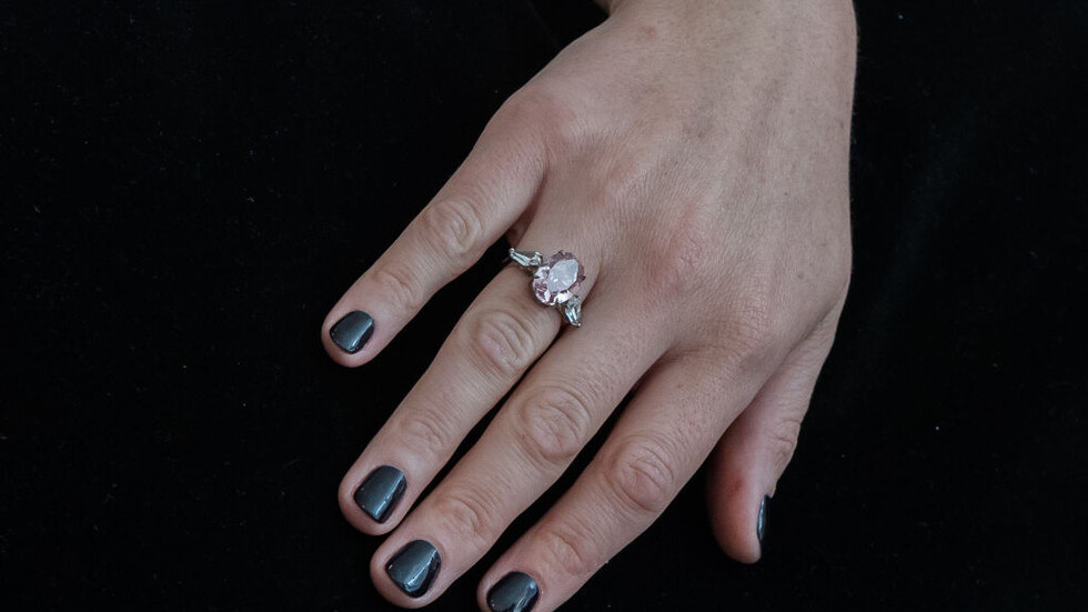 لقيمته المعنوية.. موظف سعودي يبحث عن صاحبة خاتم فقدته في المطار (فيديو)