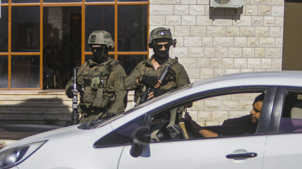 مستوطنون يهاجمون بلدة فلسطينية واشتباكات في مدينة طوباس واعتقالات في أنحاء الضفة