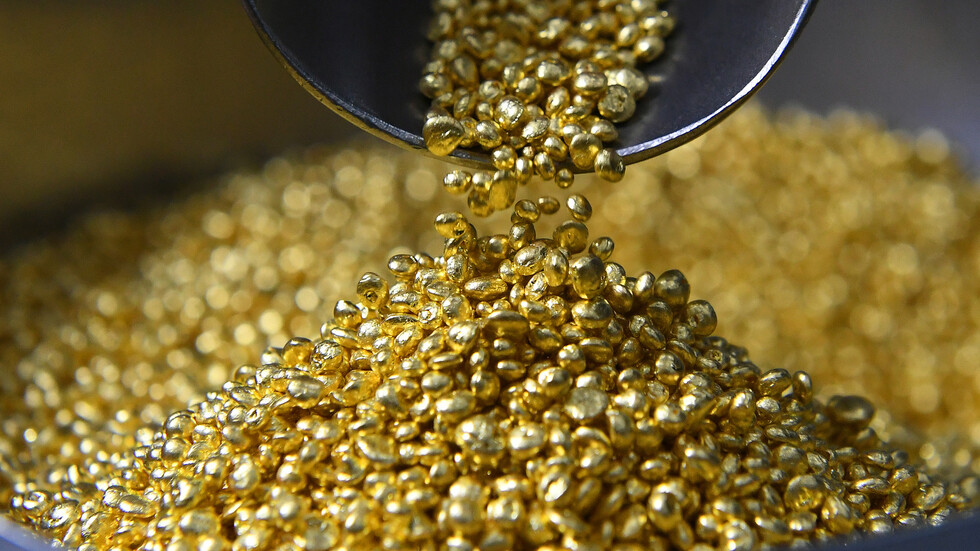 عقود الذهب الآجلة تخسر 60 دولارا