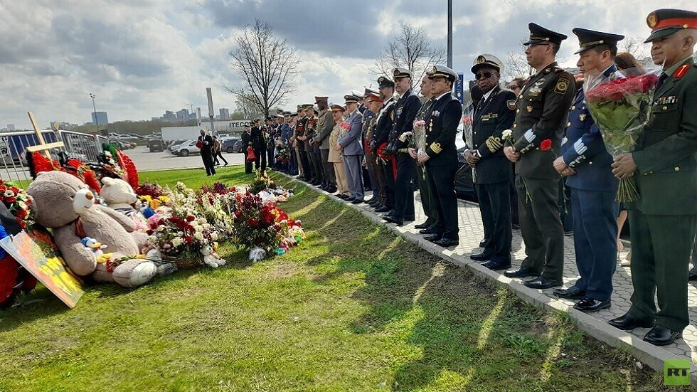 ملحقون عسكريون أجانب في موسكو يكرمون ضحايا هجوم "كروكوس" (صور)
