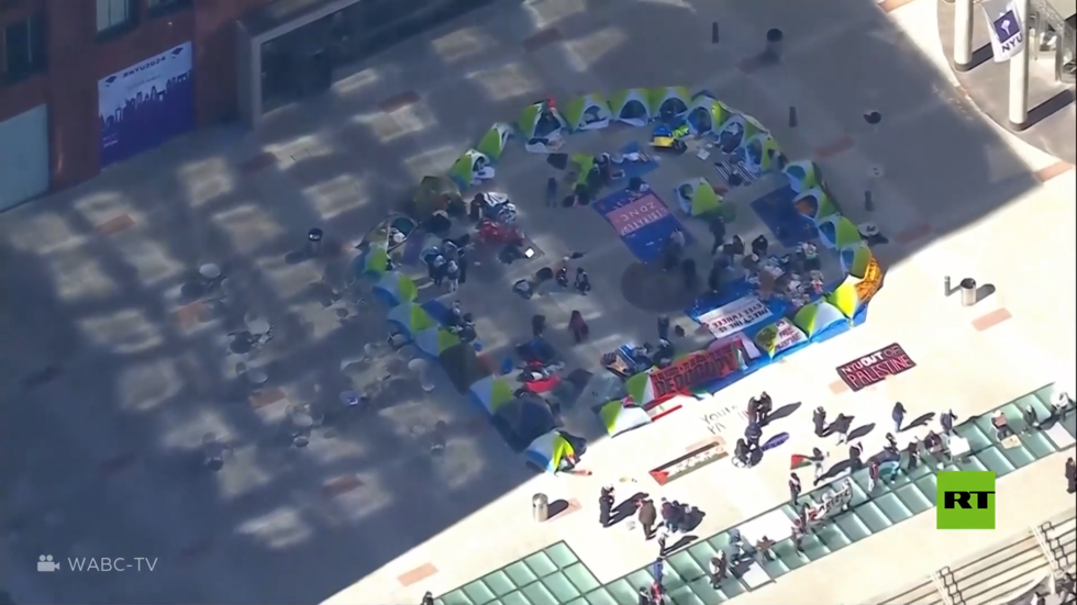 طلاب جامعة نيويورك يقيمون مخيما احتجاجا على الحرب في غزة