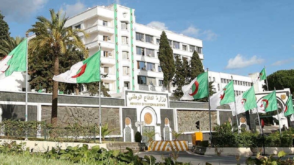 الجزائر.. القضاء على إرهابي واسترجاع رشاش من نوع "كلاشنيكوف" ومخازن ذخيرة (صور)