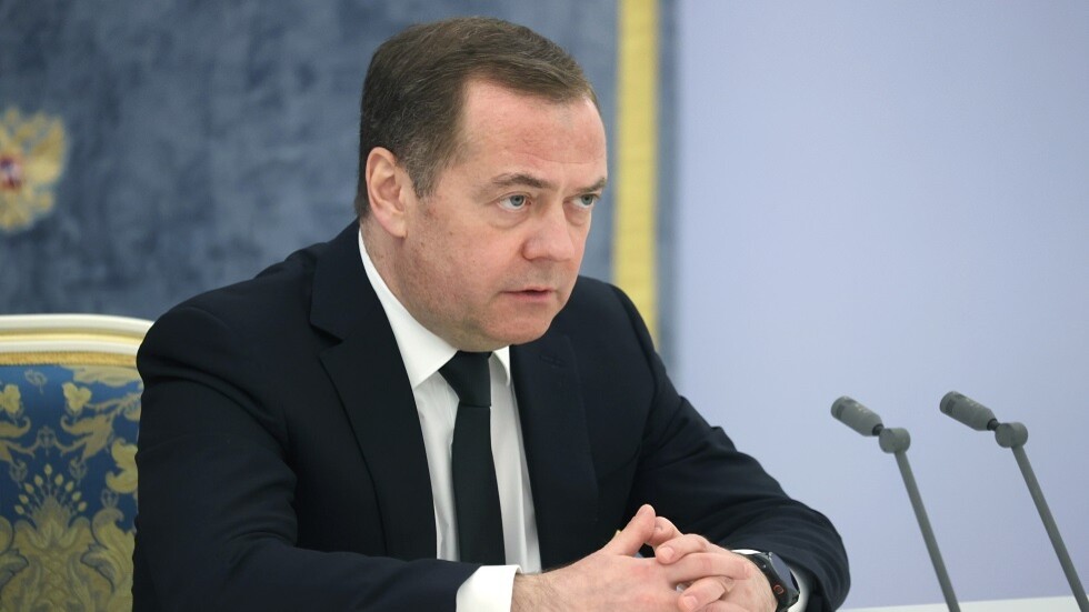 مدفيديف: مواجهة العدوان الخارجي أولوية لروسيا