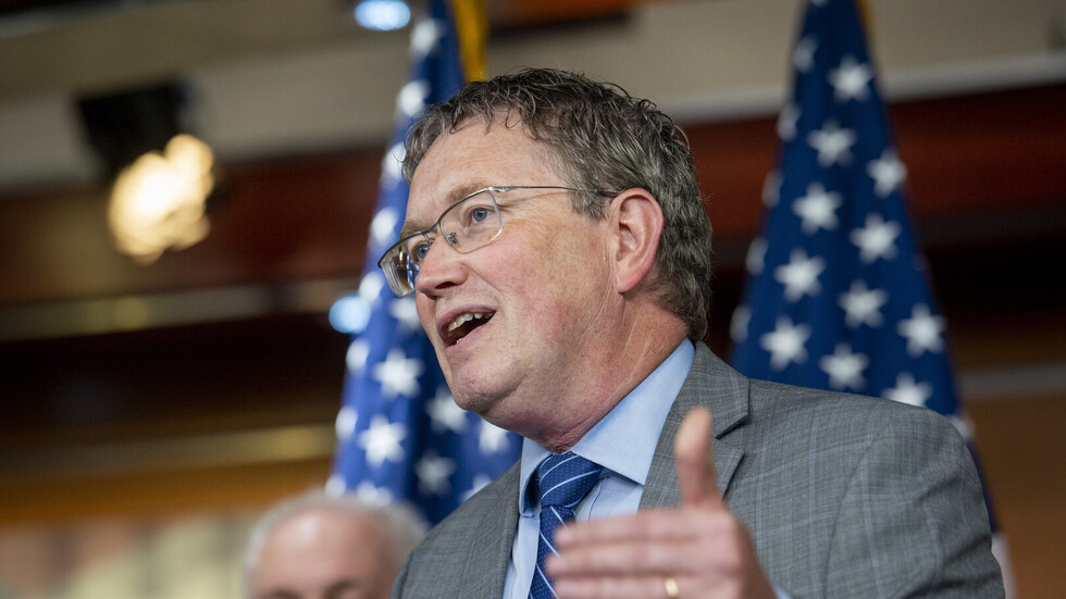 تهديد سيناتور أمريكي بغرامة بسبب نشره فيديو لزملائه رافعين أعلام أوكرانيا