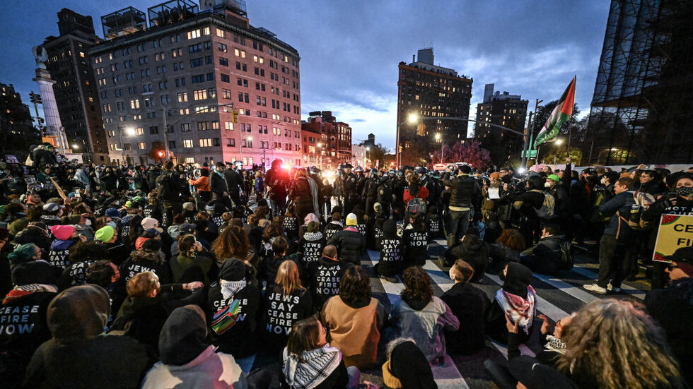 اعتقال أكثر من 100 متظاهر خارج منزل تشاك شومر في مدينة نيويورك (فيديوهات + صور)