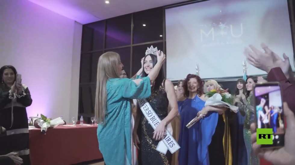 شاهد.. أرجنتينية بالغة من العمر 60 عاما تتوج ملكة جمال بوينس آيرس