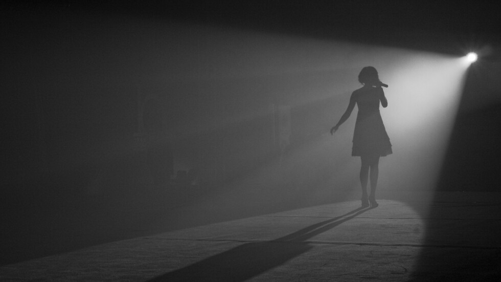 مغنية تسقط صريعة على المسرح بعد تعثرها بفستانها!