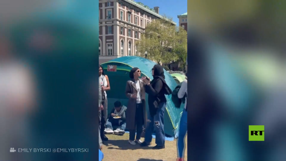 النائبة الأمريكية إلهان عمر وابنتها تنضمان إلى "مخيم التضامن مع غزة" في جامعة كولومبيا