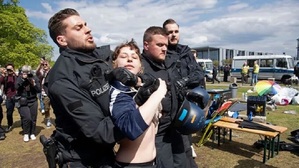 شرطة برلين تزيل بالقوة مخيم اعتصام مؤيد للفلسطينيين قرب البرلمان