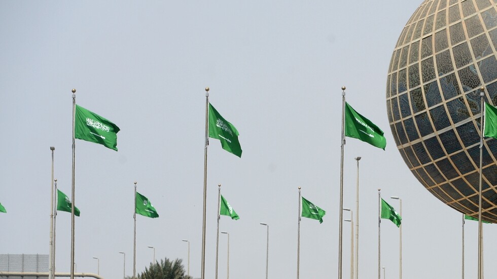 السعودية.. إغلاق مطعم شهير في الرياض بعد تسمم 15 شخصا (فيديو)