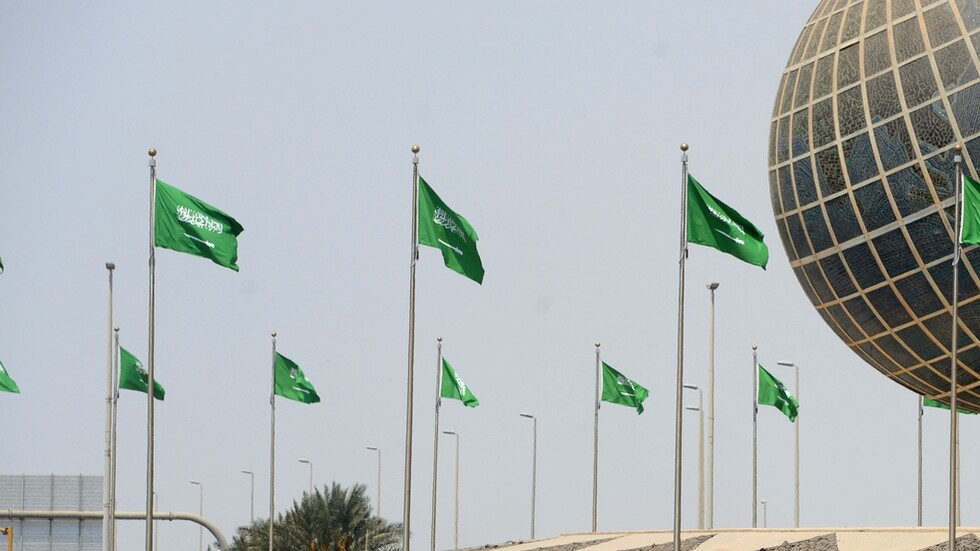 السعودية.. تفاعل على مقطع فيديو يوثق "بطولة" مواطن في إنقاذ شباب علقوا في السيول  (فيديو)