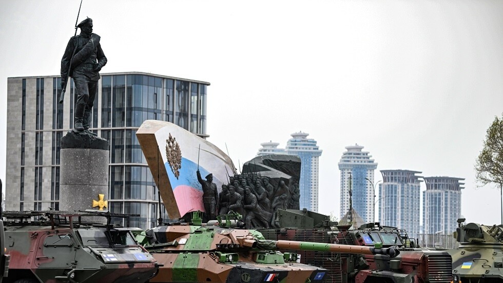 الجيش الروسي "يعزز" معرض غنائمه من أسلحة "الناتو" بدبابة "ليوبارد" ألمانية (فيديو)