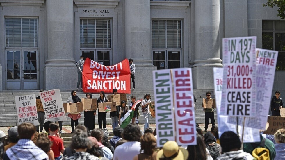 الولايات المتحدة.. مؤيدون لإسرائيل يحاولون الاشتباك مع الطلبة المساندين لفلسطين في جامعة كاليفورنيا