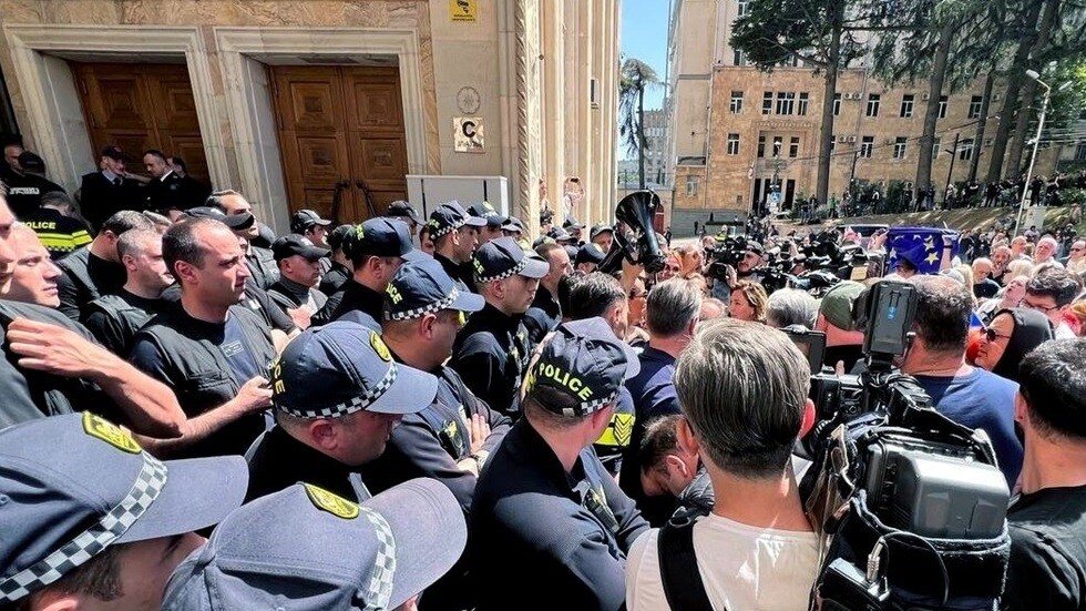 اعتقال وزير جورجي سابق خلال تجمع حاشد في تبليسي ضد قانون العملاء الأجانب