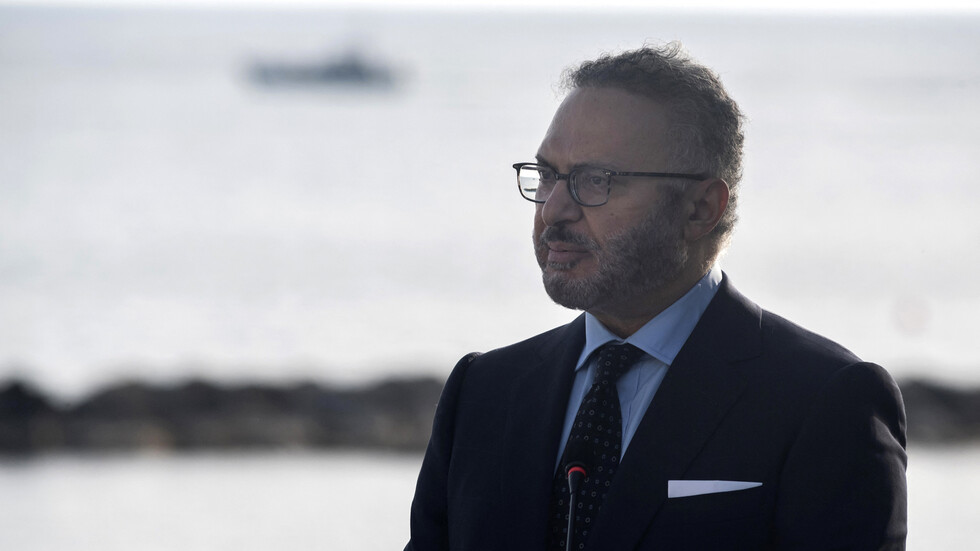 تغريدة أنور قرقاش عن "رؤية السعودية 2030" تثير تفاعلا كبيرا