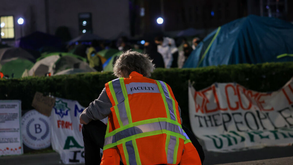 أعضاء هيئة التدريس بجامعة كولومبيا الأمريكية يمنعون بعض الطلاب من دخول معسكر الاعتصام