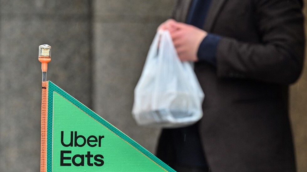 خدمات توصيل الطعام البريطانية تعزز الرقابة في إطار مكافحة الهجرة غير الشرعية