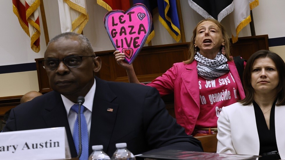 "هذا لا قانوني ولا أخلاقي ومثير للاشمئزاز".. محتجة مؤيدة لفلسطين تقاطع أوستن في كلمته بمجلس النواب