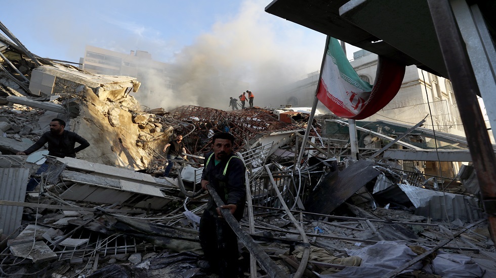 آثار الدمار في مبنى القنصلية الإيرانية لدى دمشق