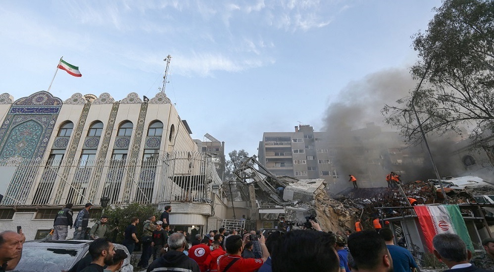 فرق انقاذ تتفقد موقع القنصلية الإيرانية في دمشق