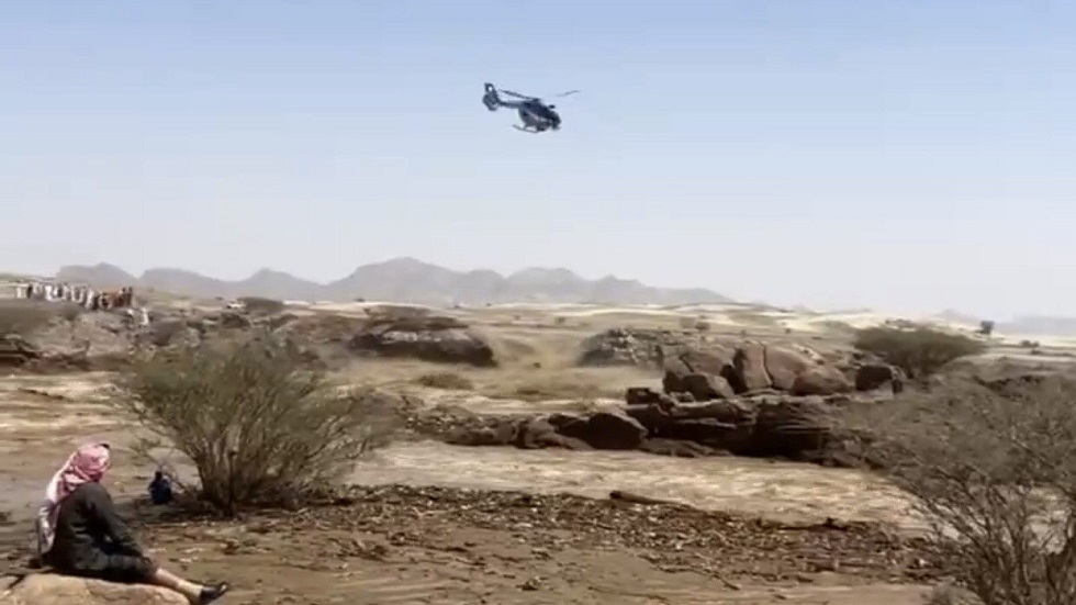 السعودية.. طائرة هليكوبتر تنقذ شخصين علقا فوق الصخور جراء الفيضانات (فيديو)