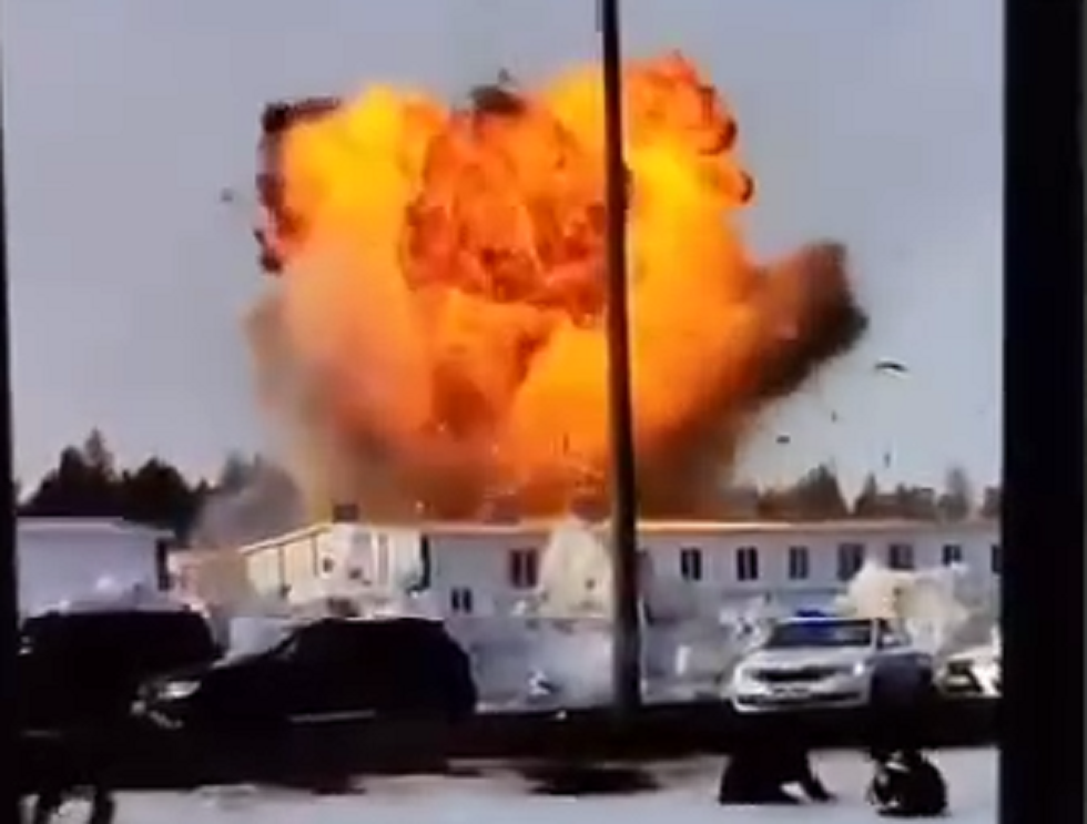 شاهد.. لحظة انفجار مسيرة استهدفت سكنا للعمال في مدينة صناعية روسية