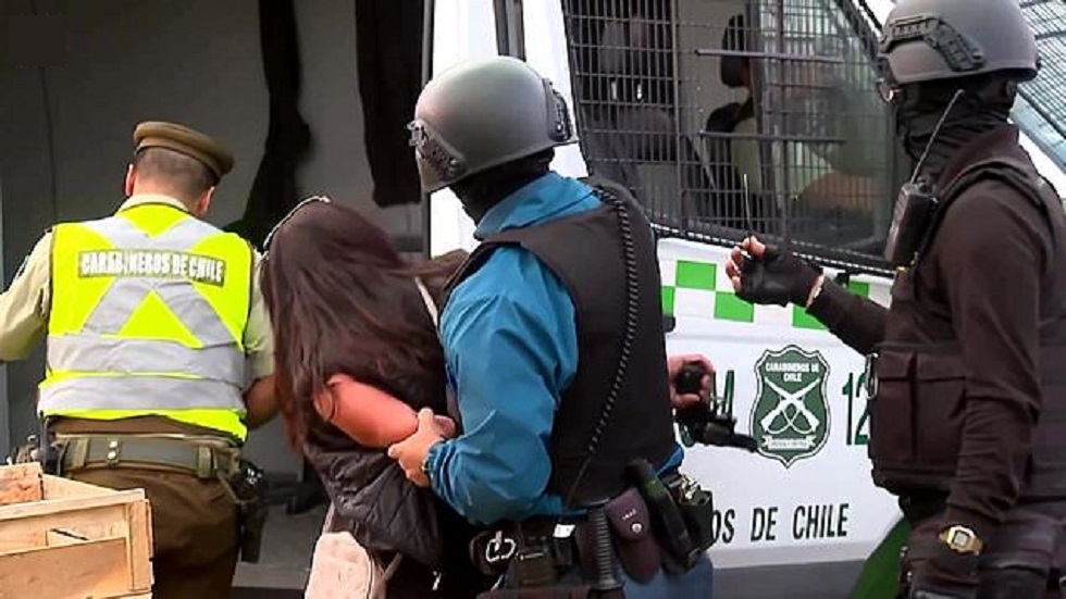 محتجزة تسرق سلاح شرطي وتصيب ثلاثة أشخاص في تشيلي (فيديو)