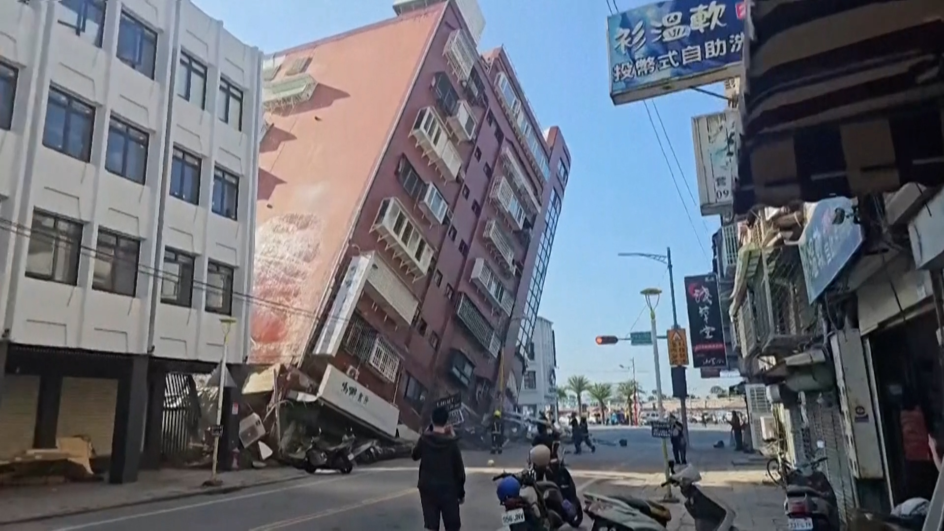 قتلى وجرحى بزلزال كان الأعنف في تايوان منذ 25 عاما (فيديو)