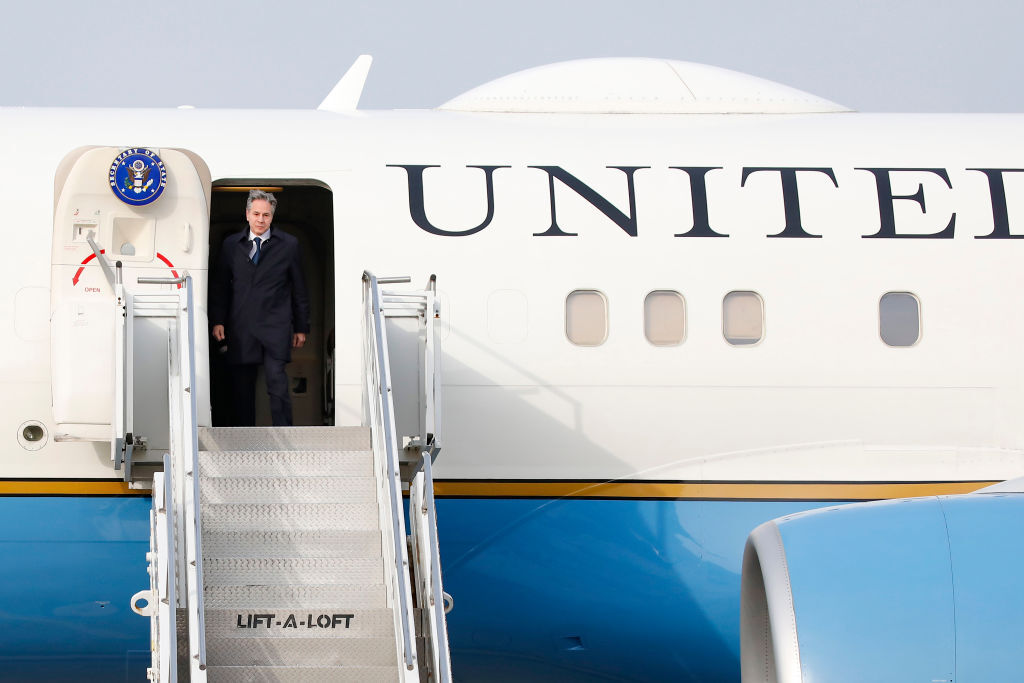 بلينكن يغادر باريس إلى بروكسل على متن سيارة بعد تعطل طائرته