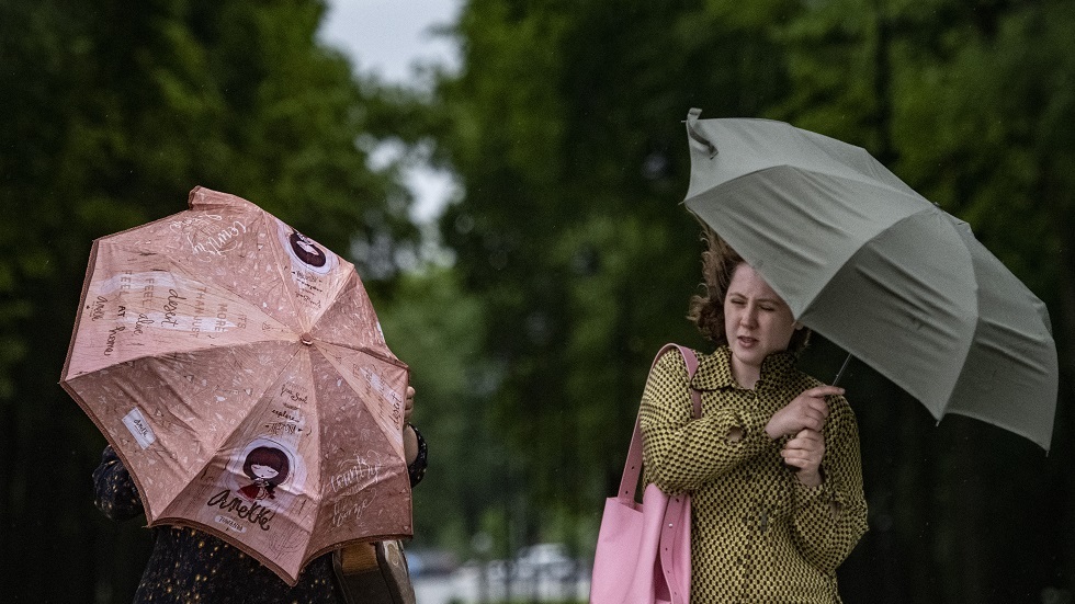 رياح قوية تضرب موسكو وتسبب أضرارا في الممتلكات (صور+فيديو)