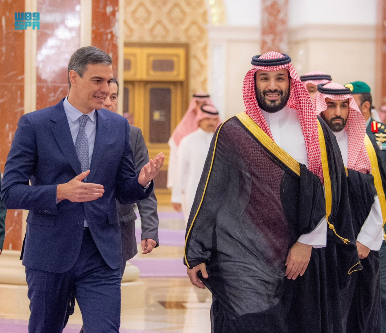 السعودية.. تحية رئيس الوزراء الإسباني للأمير محمد بن سلمان تثير تفاعلا كبيرا (صورة)