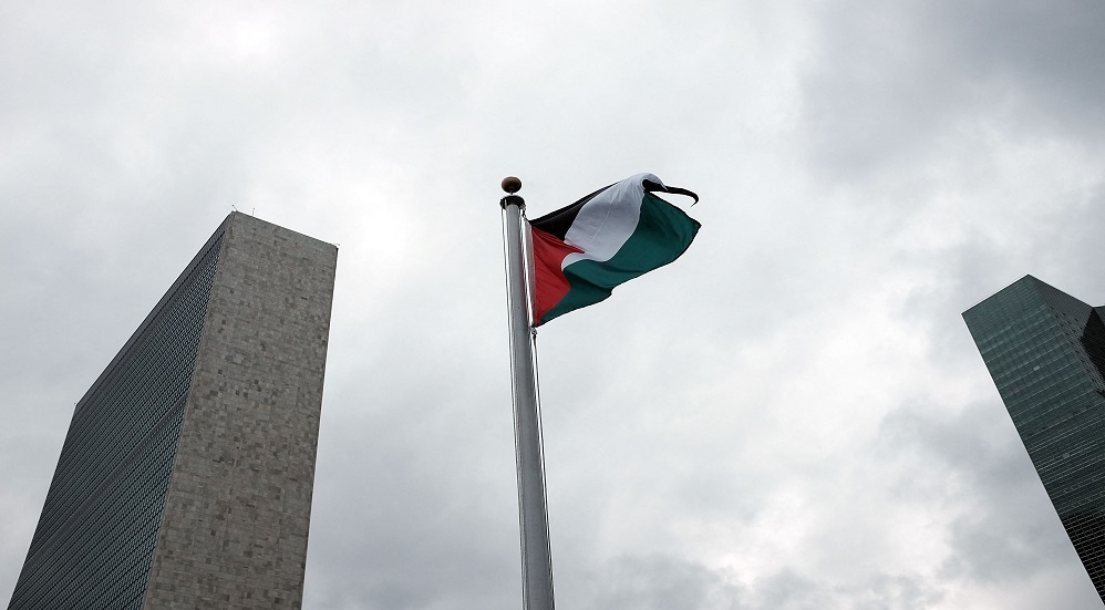 علم فلسطين يرفرف أمام مبنى الأمم المتحدة