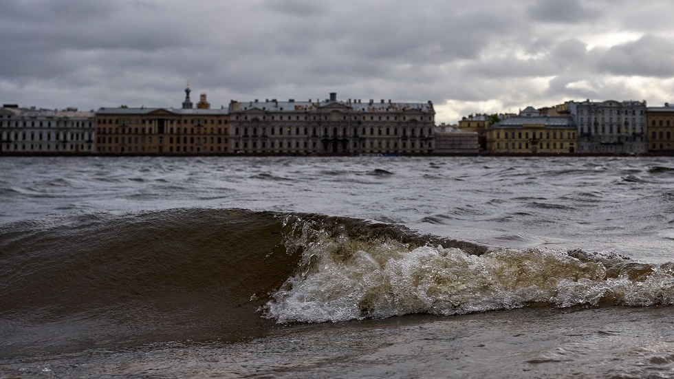 الرياح والفيضانات تتسبب بخسائر بشرية ومادية في العديد من المناطق الروسية (فيديو)