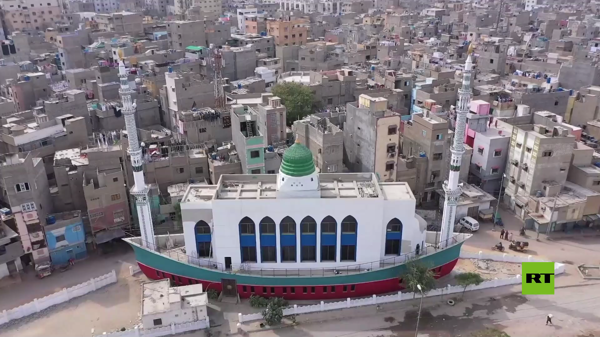 تعرف على مسجد على شكل سفينة من كراتشي الباكستانية (فيديو)