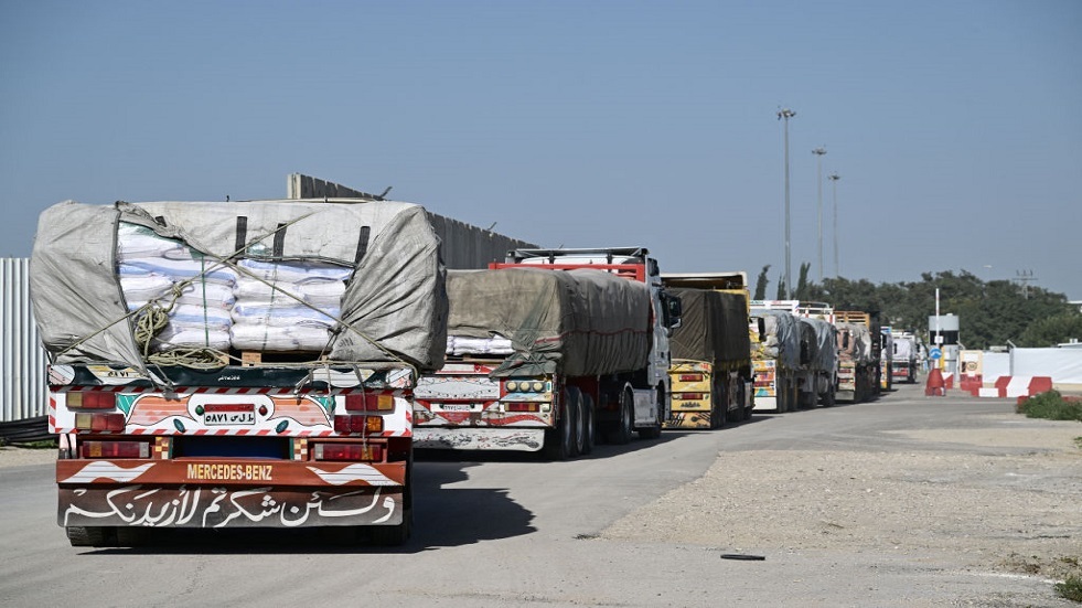 وسائل إعلام إسرائيلية: السماح بمرور الشاحنات الأردنية المحملة بالمساعدات إلى غزة برا