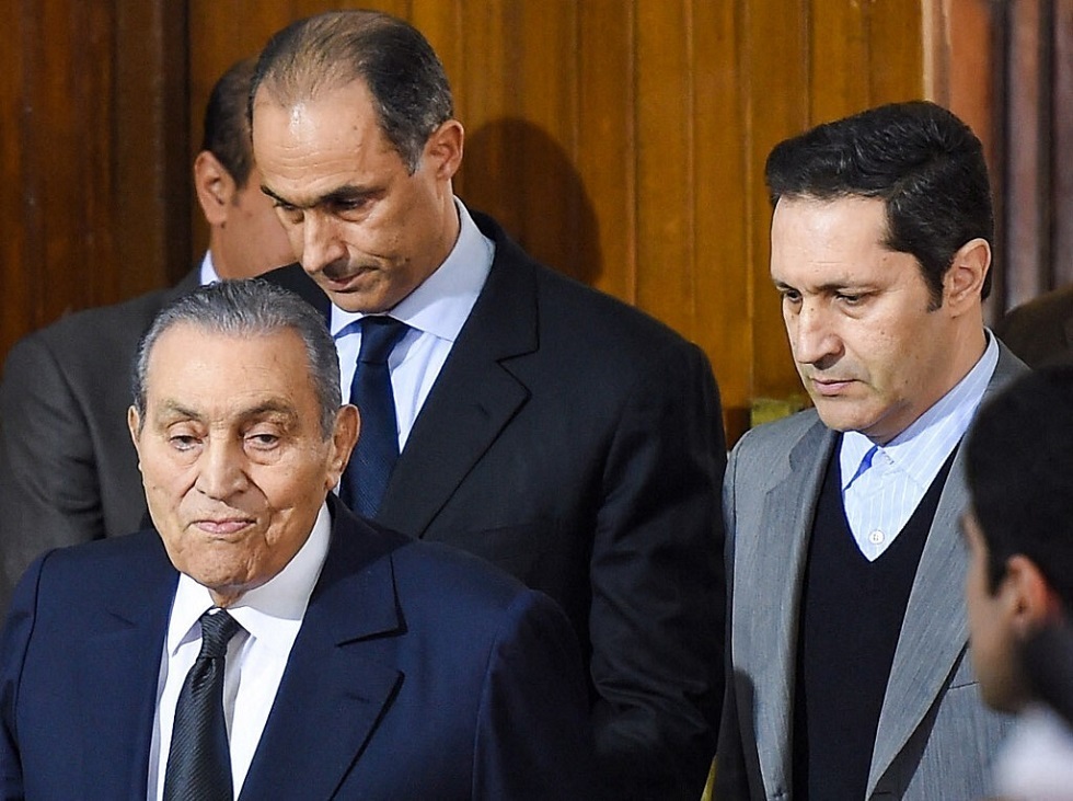 الرئيس المصري الراحل حسني مبارك ونجليه جمال وعلاء