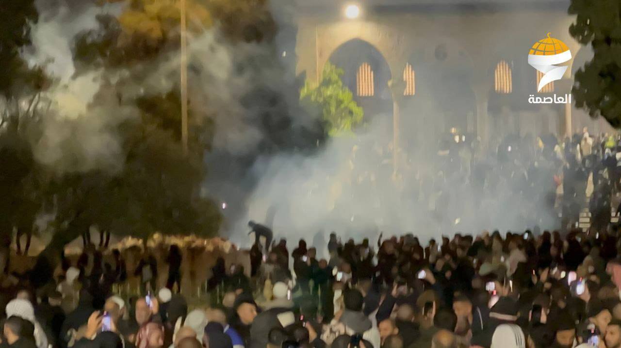 الجيش الإسرائيلي يطلق قنابل الغاز على المصلين عقب صلاة الفجر في المسجد الأقصى (فيديوهات+صور)